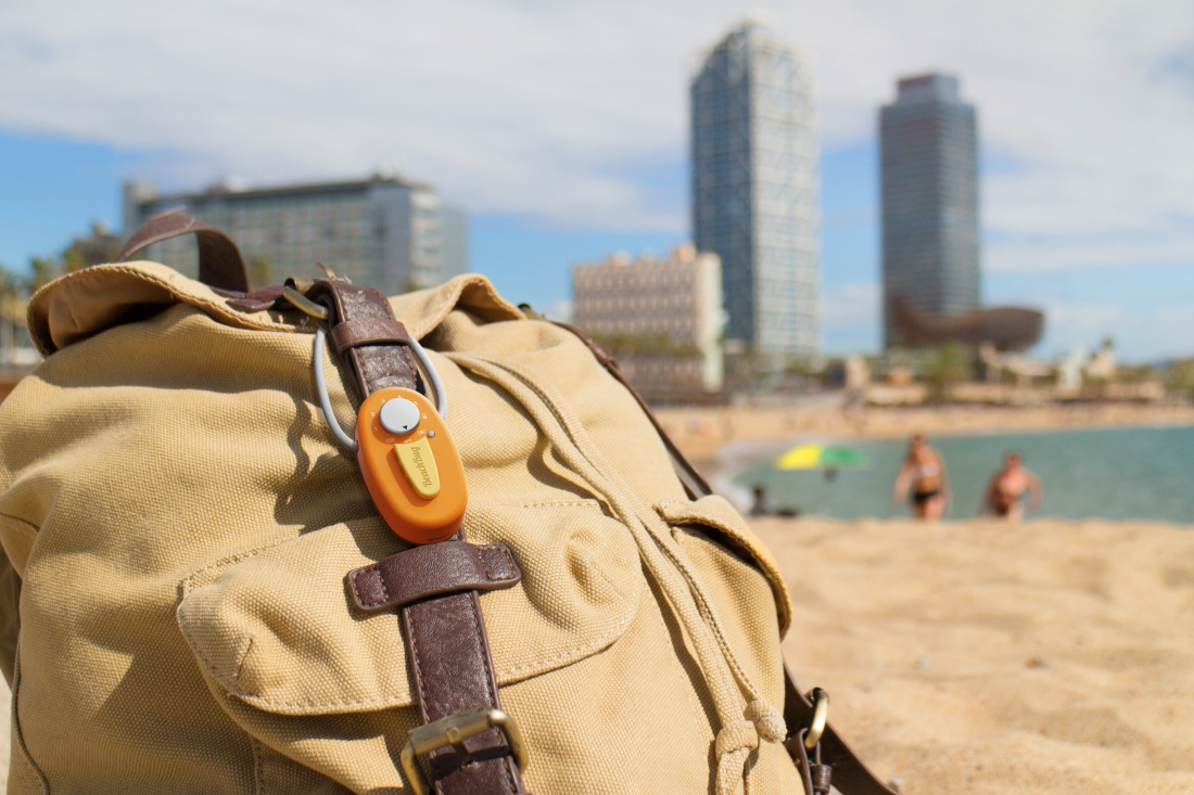Smart beach alarm on bag